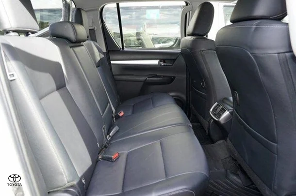 2020 Toyota Hilux 4x4 SR5 image 3