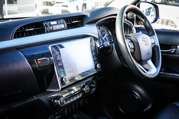 2021 Toyota Hilux 4x4 SR5 image 25