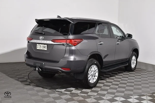 2018 Toyota Fortuner GXL image 2
