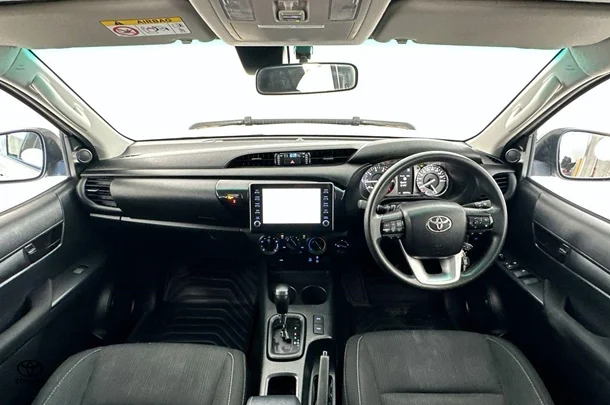 2023 Toyota Hilux SR image 2