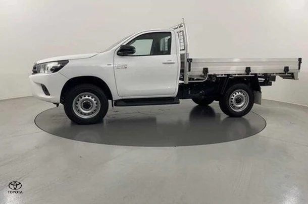 2023 Toyota Hilux 4x4 SR image 2