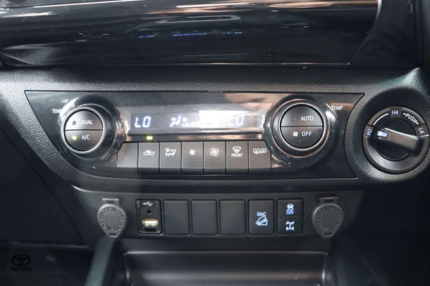 2022 Toyota Hilux 4x4 SR5 image 28