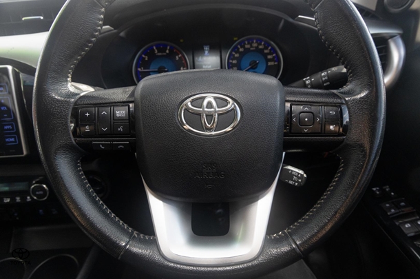2019 Toyota HILUX SR5 image 10