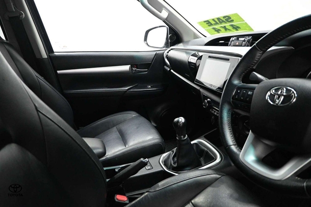 2018 Toyota Hilux 4x4 SR5 image 21