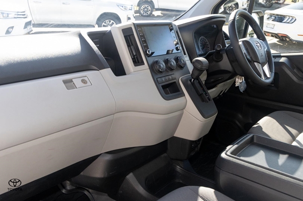 2022 Toyota HIACE LWB image 8