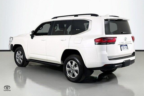 2023 Toyota LANDCRUISER VX image 6