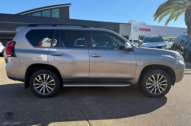 2023 Toyota Prado Kakadu image 4