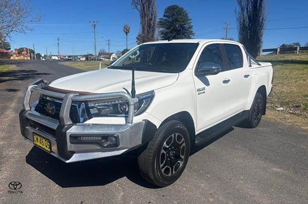 2020 Toyota Hilux 4x4 SR5 image 4
