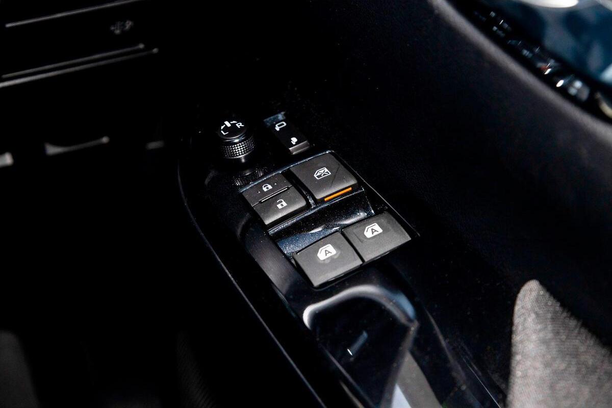 2024 Toyota Hilux SR5 Auto 4x4 image 12