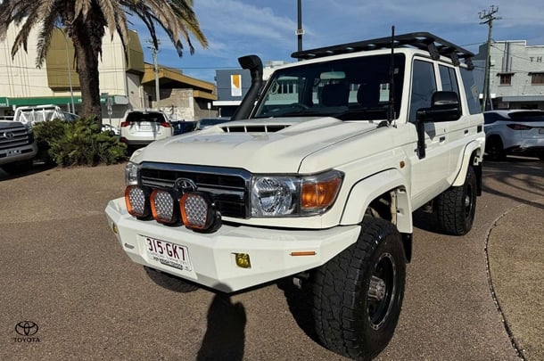 2017 Toyota LC Military GXL image 8