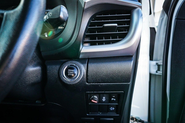 2021 Toyota Hilux 4x4 SR5 image 18