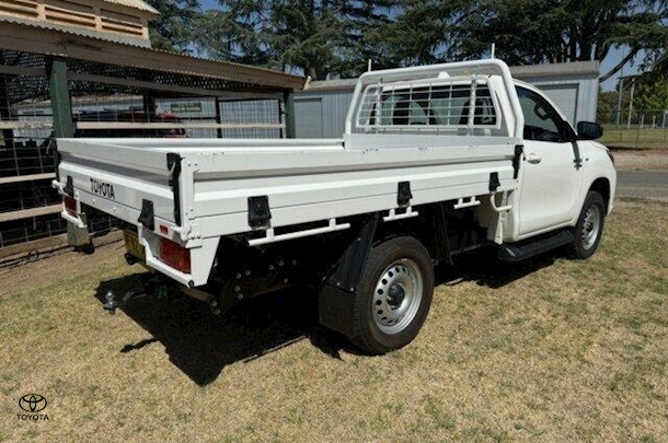 2022 Toyota HILUX SR image 7