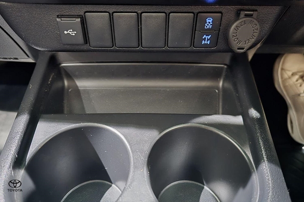 2023 Toyota Hilux SR image 25