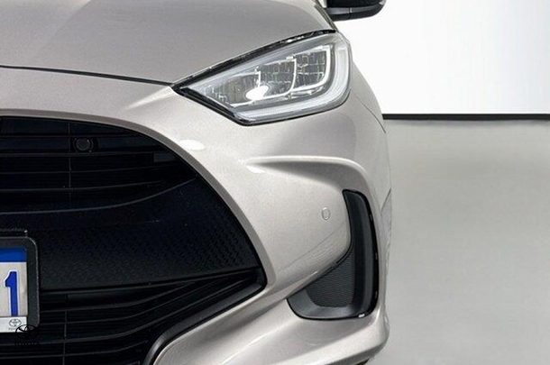 2020 Toyota Yaris ZR image 3