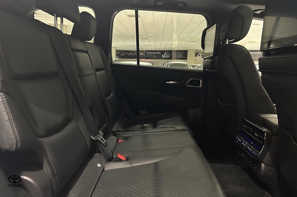 2022 Toyota Landcruiser Sahara image 11
