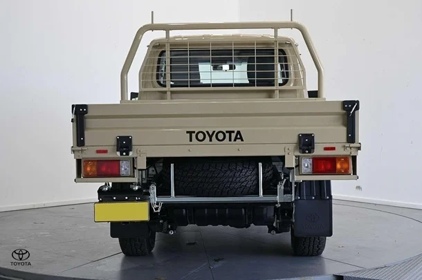 2025 Toyota LC Military GXL image 5