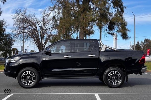 2021 Toyota HILUX SR5 image 5