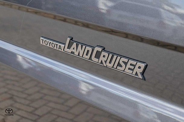 2018 Toyota LC Military GXL image 14
