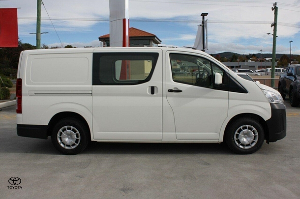 2020 Toyota Hiace LWB image 9