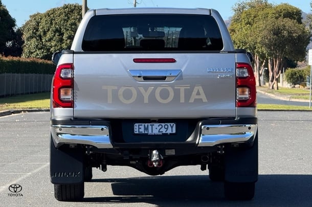 2021 Toyota HILUX SR5 image 6