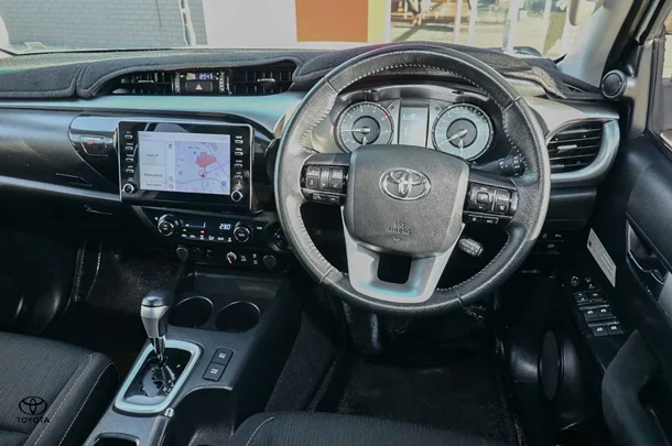 2021 Toyota HILUX SR5 image 8
