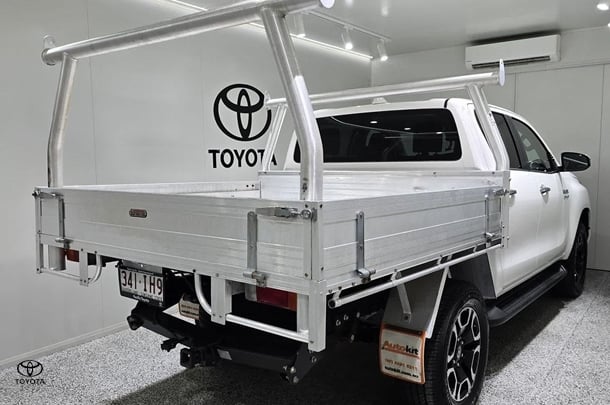 2023 Toyota Hilux SR5 image 2