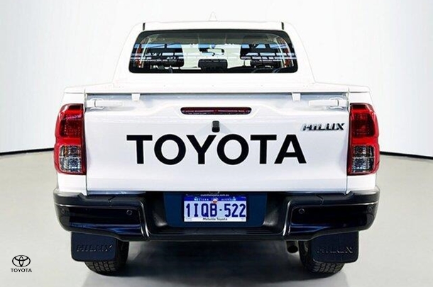2024 Toyota Hilux SR image 7