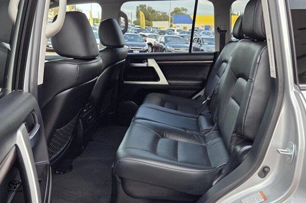 2020 Toyota Landcruiser VX image 14
