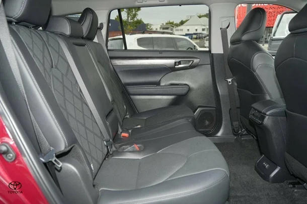 2024 Toyota Kluger Hybrid AWD GRANDE image 9
