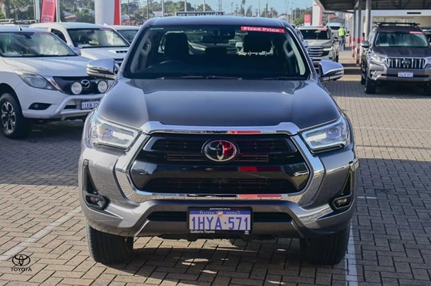 2023 Toyota HILUX SR5 image 4