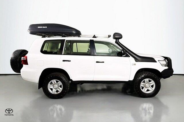 2020 Toyota LANDCRUISER GX image 10
