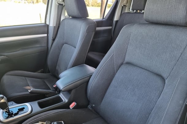2020 Toyota Hilux 4x4 SR5 image 11
