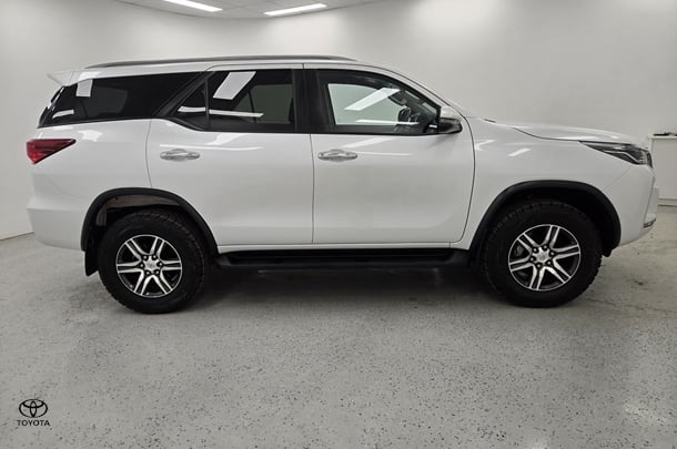 2022 Toyota Fortuner GXL image 2