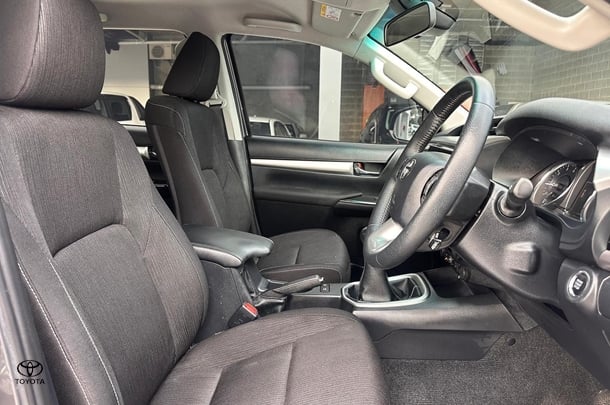 2020 Toyota HiLux 4x4 SR5 image 12