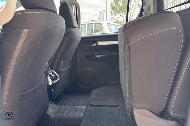 2020 Toyota Hilux SR5 image 16