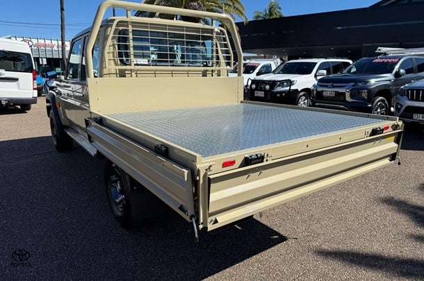 2024 Toyota LC Military GXL image 14