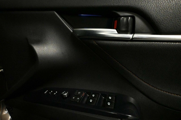 2018 Toyota Camry SL image 12