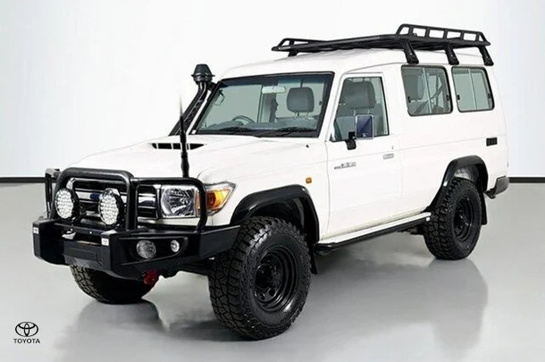 2021 Toyota LANDCRUISER MILITARY GXL image 4