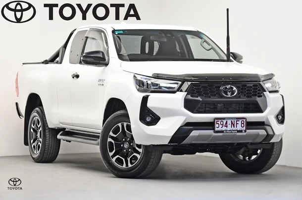 2024 Toyota Hilux 4x4 SR5 image 1