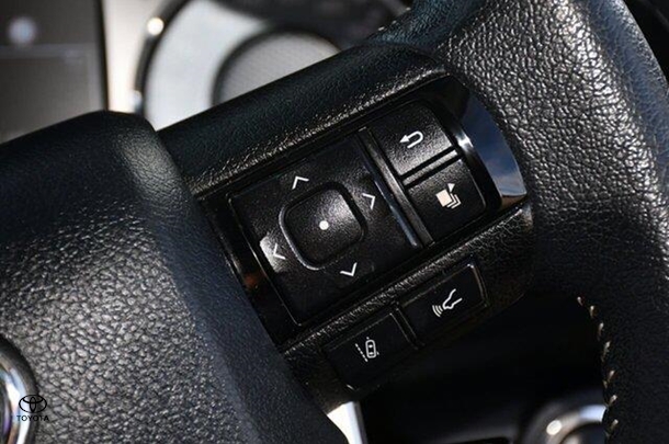 2020 Toyota Hilux SR5 image 14
