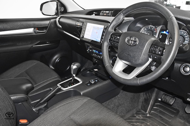 2024 Toyota Hilux 4x4 SR5 image 8