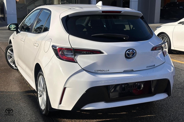 2022 Toyota Corolla Hatch Hybrid Ascent Sport image 2