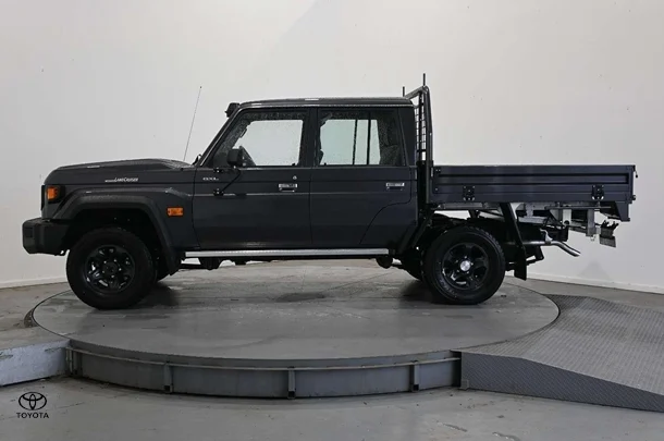 2025 Toyota LC Military GXL image 7