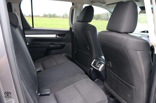 2022 Toyota Hilux 4x4 SR5 image 20
