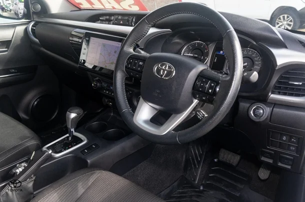 2022 Toyota HILUX SR5 image 6