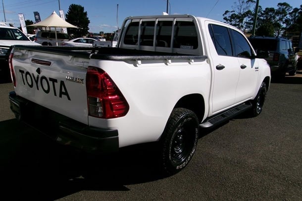2022 Toyota Hilux 4x4 SR image 4