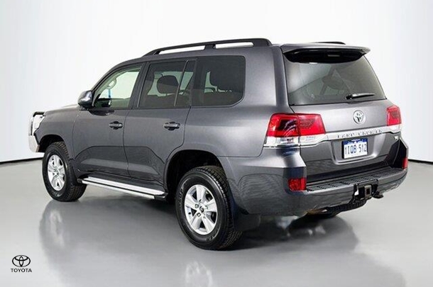 2017 Toyota LANDCRUISER GXL image 6