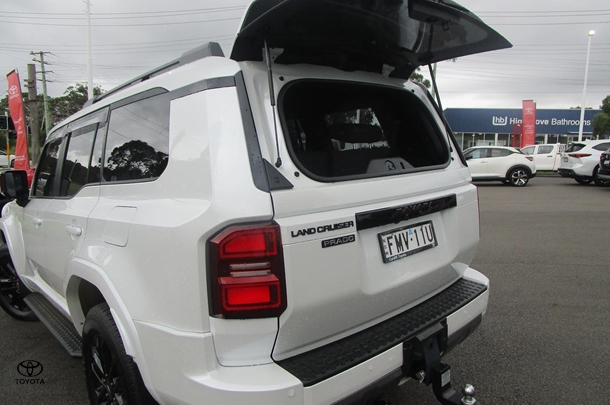 2024 Toyota Prado VX image 27