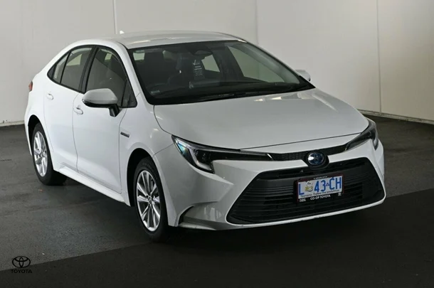 2023 Toyota Corolla Sedan Hybrid Ascent Sport image 3
