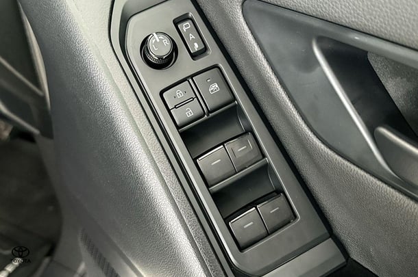 2023 Toyota Landcruiser GXL image 13